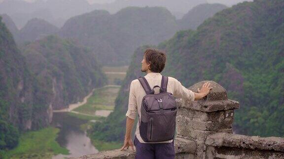 在越南北部的旅游胜地宁平一名男子站在一座大理石山的山顶上去越南旅游