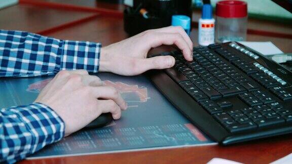 使用键盘和鼠标的自由职业者在键盘上输入文本
