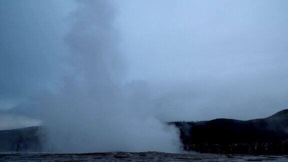 冰岛4KStrokkurGesyer火山喷发