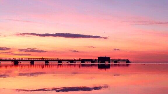 日落时美丽的天空越过大海和码头