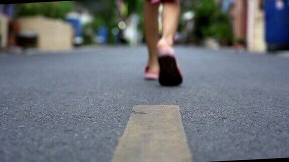 亚洲女孩走路专注于脚
