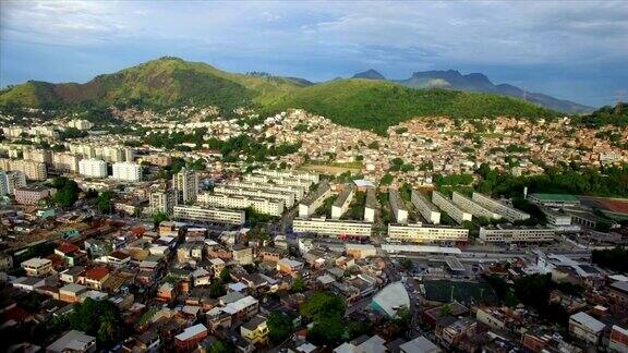 巴西里约热内卢的社会住房天线背景是贫民窟