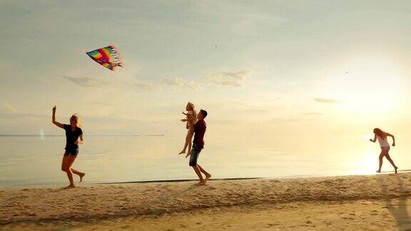 妈妈和孩子们玩风筝孩子们在海滩上无忧无虑地奔跑快乐的童年