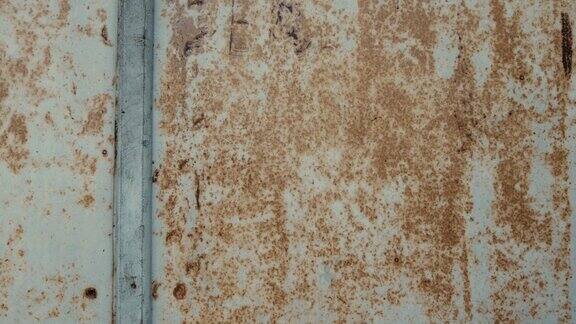 白砖墙和锈迹斑斑的铁门尽收眼底