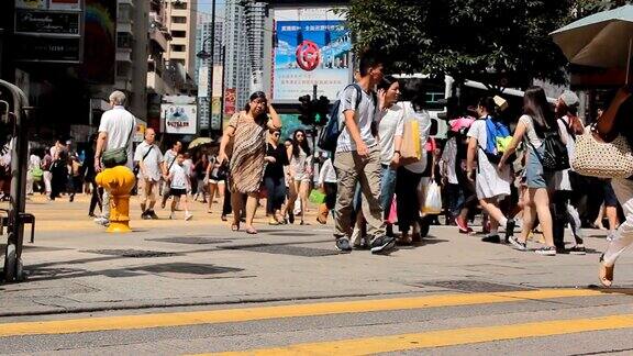 无名的人群穿过城市街道