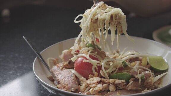 4k视频正宗的泰国菜SomTam木瓜沙拉与糖醋酱新鲜制作泰式麻辣青木瓜沙拉配泰式米粉面条-亚洲风味