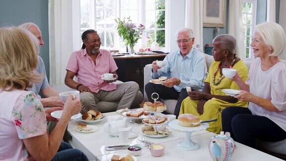 一群老朋友一起在家喝下午茶