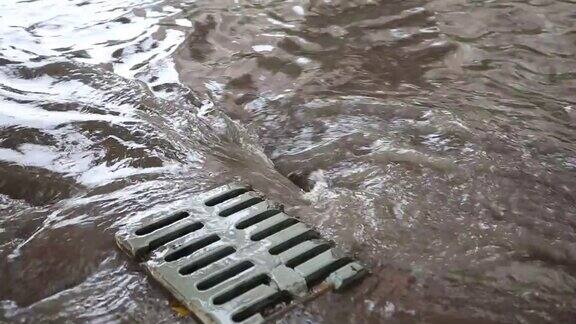 大雨过后下水道堵塞了