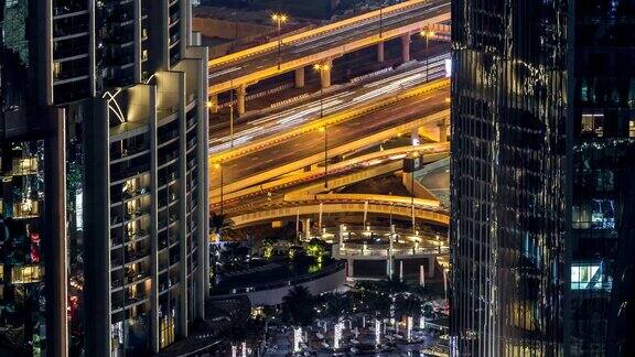 迪拜晚上的交通与美丽的城市时光流逝