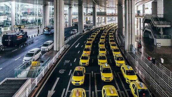 机场出口黄色出租车排长队