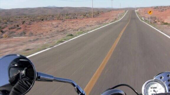 沙漠公路上的摩托车探险