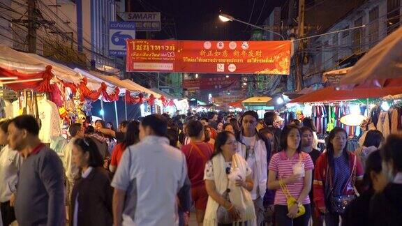 人群在清迈夜间步行街春节