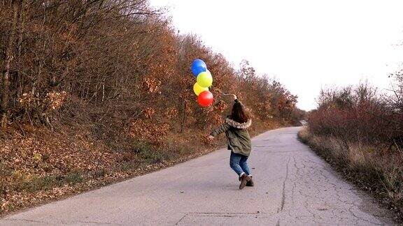 放飞气球的自由女子