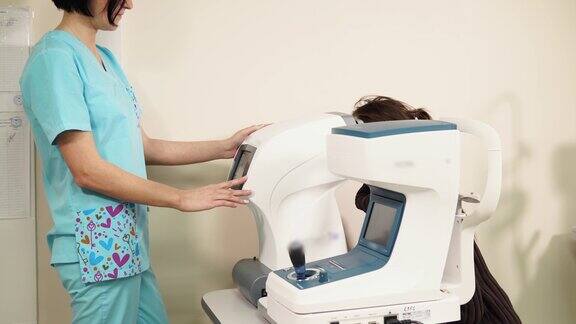 眼科医生正在用现代医疗设备检查女性患者的视力