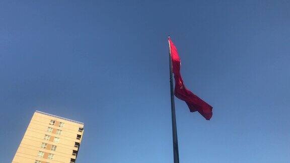 晴朗的日子里土耳其国旗和现代建筑