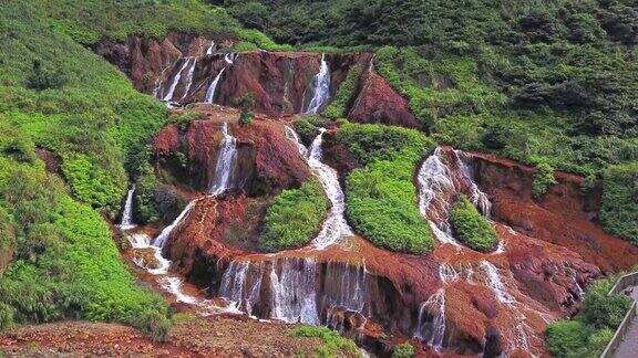 金色瀑布鸟瞰图瑞坊金瓜石自然景观位于台湾新北市为旅游背景旅游景点