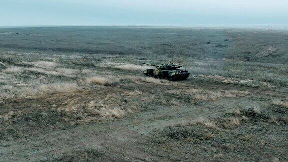 炮兵坦克在草原上驰骋