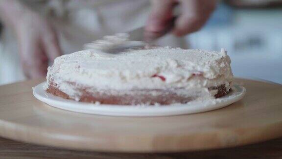 自制草莓维多利亚海绵蛋糕