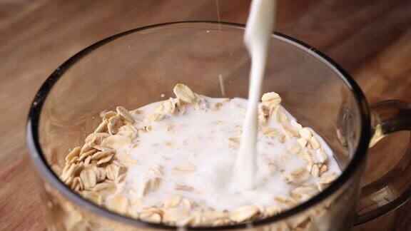牛奶流到碗里的燕麦上