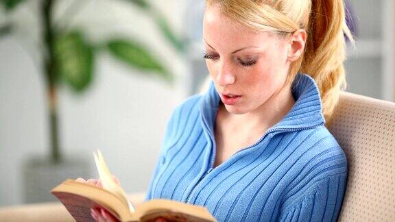 年轻女子在家里看书