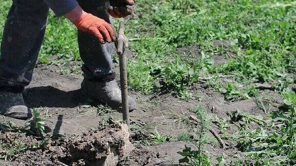 地面钻孔用手旋转管用工人清除污垢