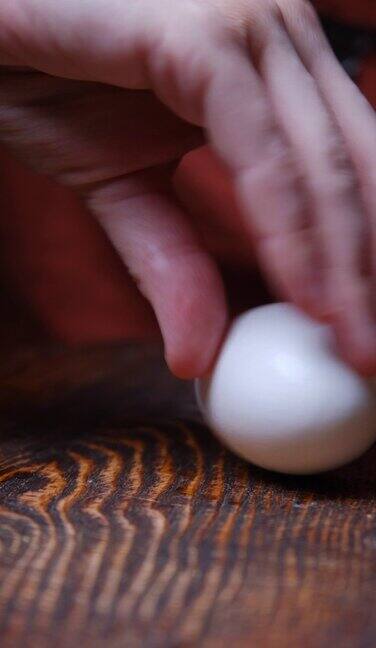 水煮鸡蛋在木板上旋转