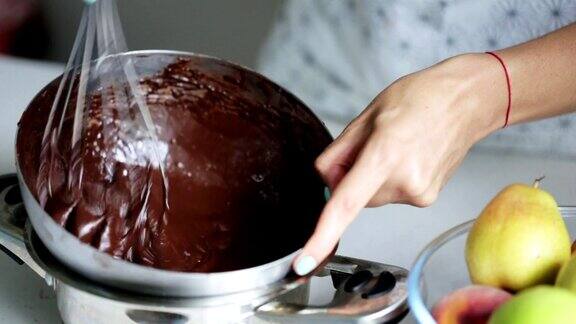 家庭主妇在家做巧克力