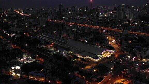 曼谷火车站(华兰芳火车站捷运)和曼谷夜间的交通
