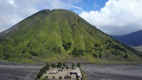 4K:鸟瞰图的布罗莫火山东爪哇无人机相机在印度尼西亚布罗莫火山鸟瞰图