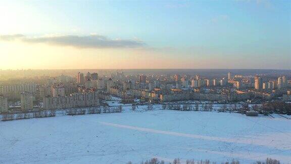 鸟瞰冬季基辅市奥伯隆区乌克兰
