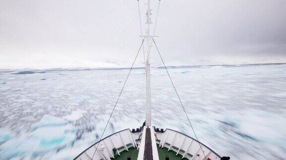 一艘船在南极洲海洋的时间流逝
