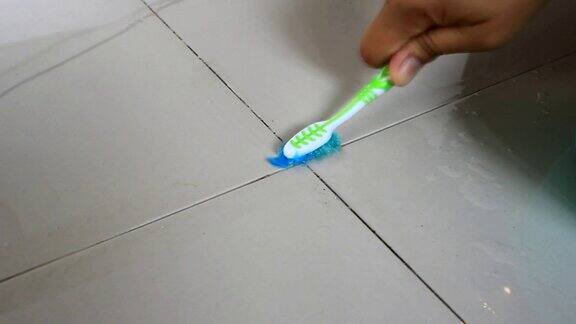 用旧牙刷清洁地板