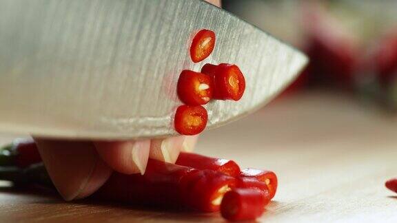 用刀切红辣椒来烹饪辛辣的泰国菜-慢动作