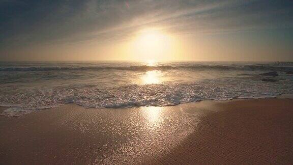海滩海面美丽的日出