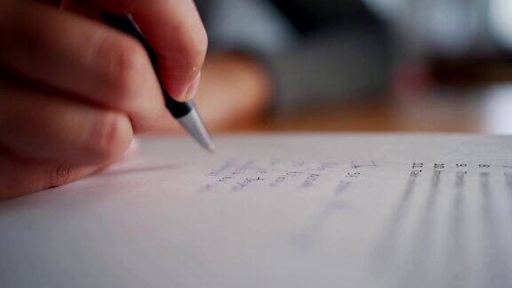女人的手在写字