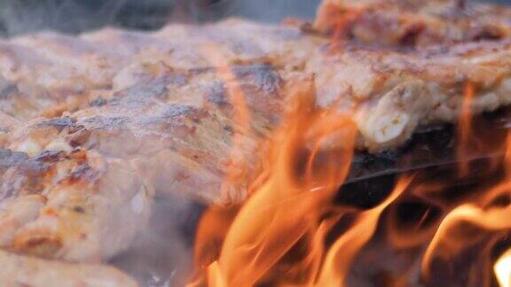 慢镜头:用热火焰在火盆上煮肉排的过程-特写