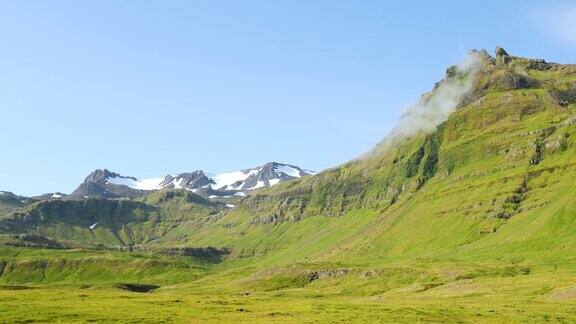 在斯奈菲尔斯半岛的Kirkjufell山周围的冰岛绿色自然