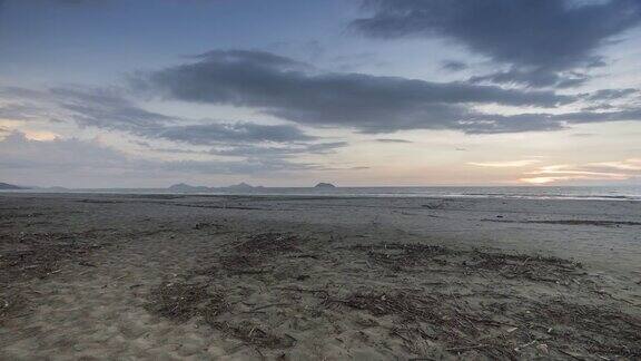 夕阳下的天空倒映在海面上