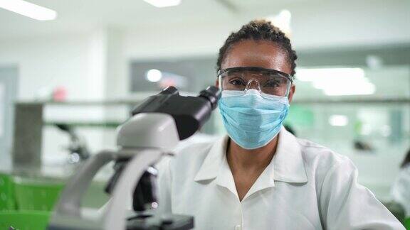 实验室里的女性肖像戴着口罩
