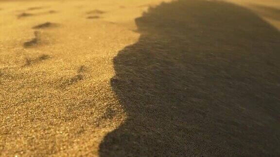 沙漠中的沙尘暴风吹过沙丘的沙子
