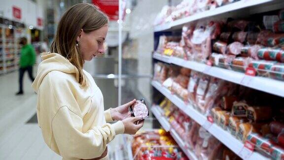 镜头女子在超市买香肠