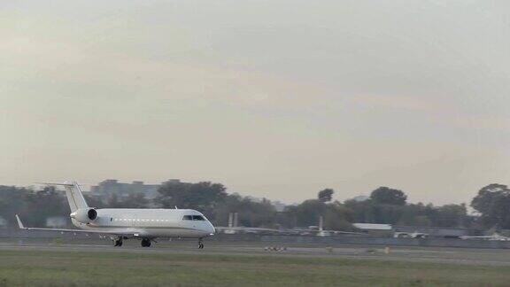 一架白色的飞机正在机场起飞