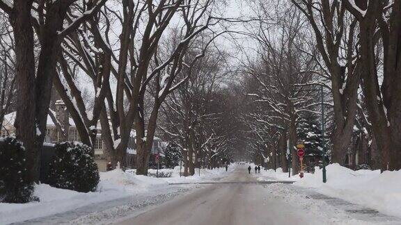 一场冬季暴风雪后在蒙特利尔蒙特-皇家TMR住宅街道上行驶