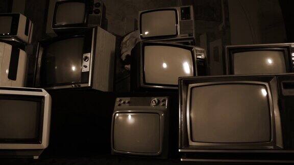 复古电视在许多电视中间打开绿色屏幕深褐色的基调