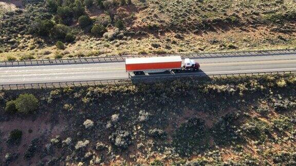 卡车在犹他州西南部的高速公路上行驶
