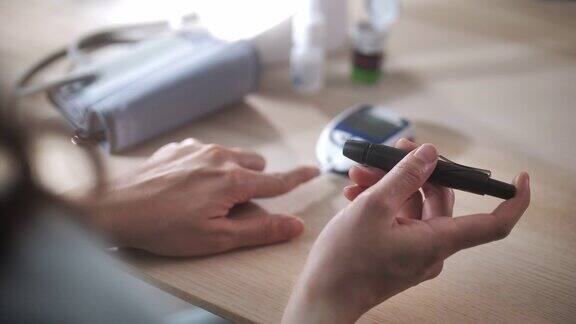 妇女糖尿病患者在家里用血糖仪检测血糖