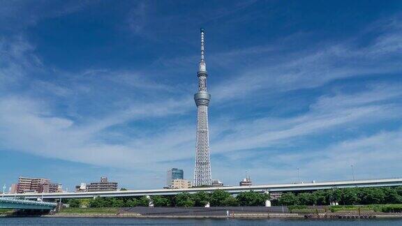 时间流逝东京天空树在晴朗的天气里拍摄于日本东京隅田河