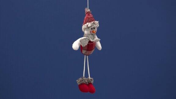 装饰圣诞装饰-一个雪人为新年假期缓慢旋转在色度键