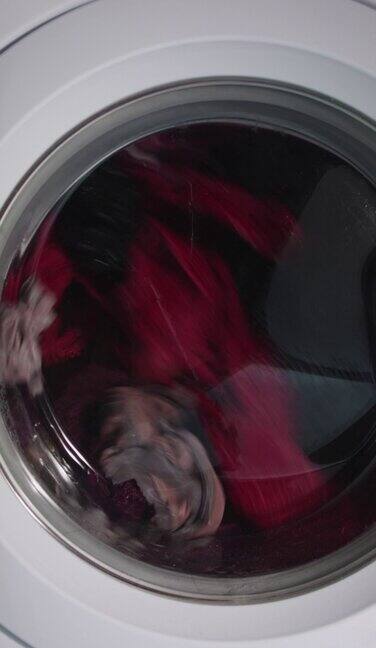 在家洗衣机里洗衣服的特写
