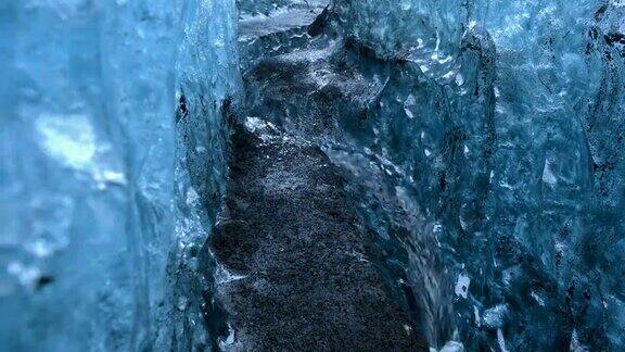 冰岛蓝色冰川冰洞流水的视频